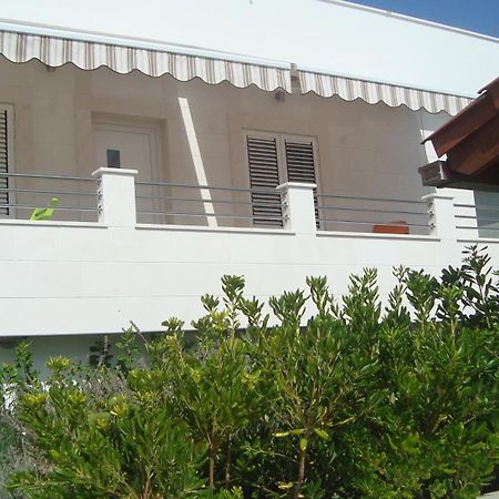 Apartments Niana With Heated Seawater Swimingpool Donji Okrug Exterior foto