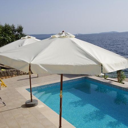 Apartments Niana With Heated Seawater Swimingpool Donji Okrug Exterior foto