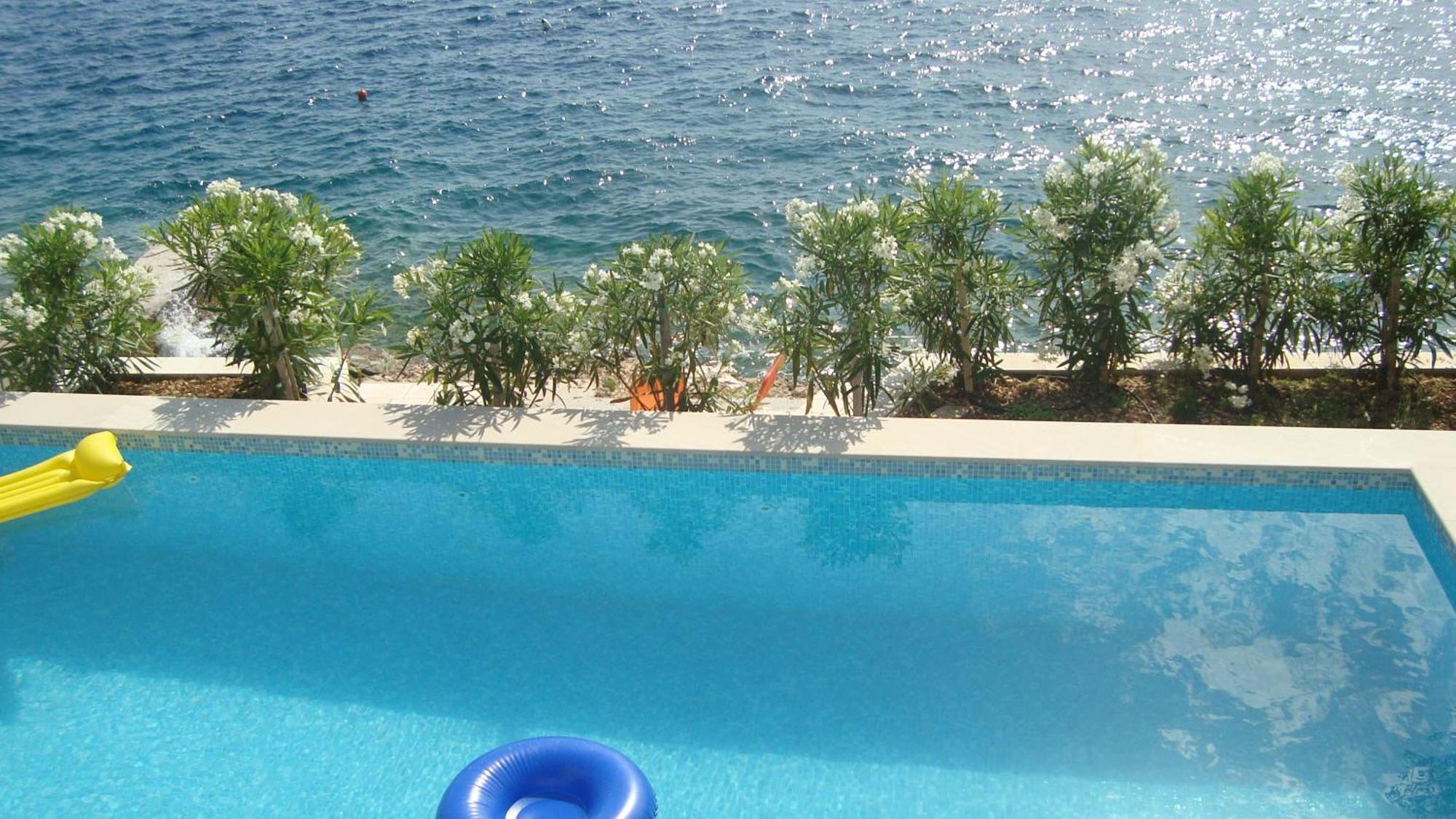 Apartments Niana With Heated Seawater Swimingpool Donji Okrug Exterior foto