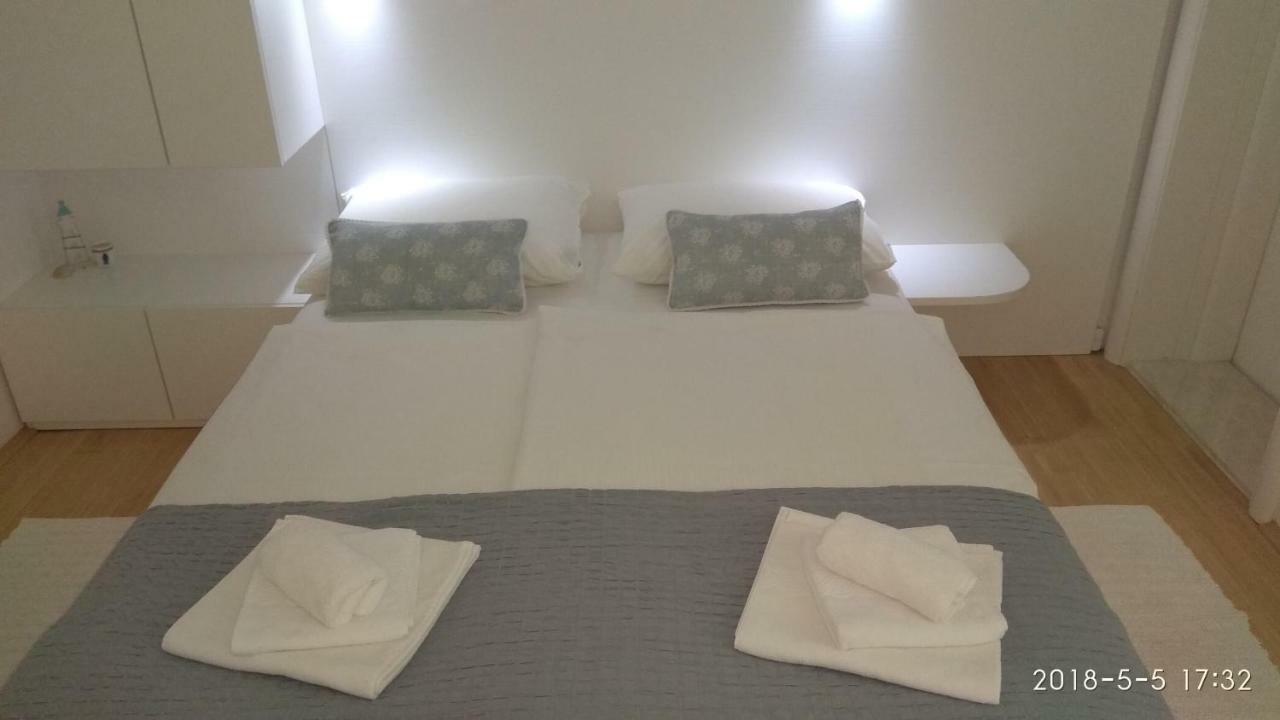 Apartments Niana With Heated Seawater Swimingpool Donji Okrug Exterior foto