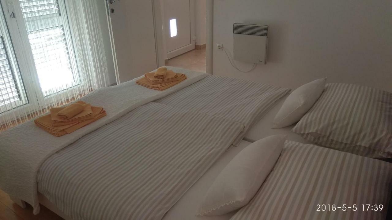 Apartments Niana With Heated Seawater Swimingpool Donji Okrug Exterior foto
