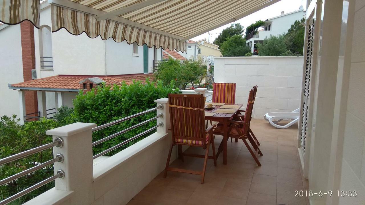 Apartments Niana With Heated Seawater Swimingpool Donji Okrug Exterior foto