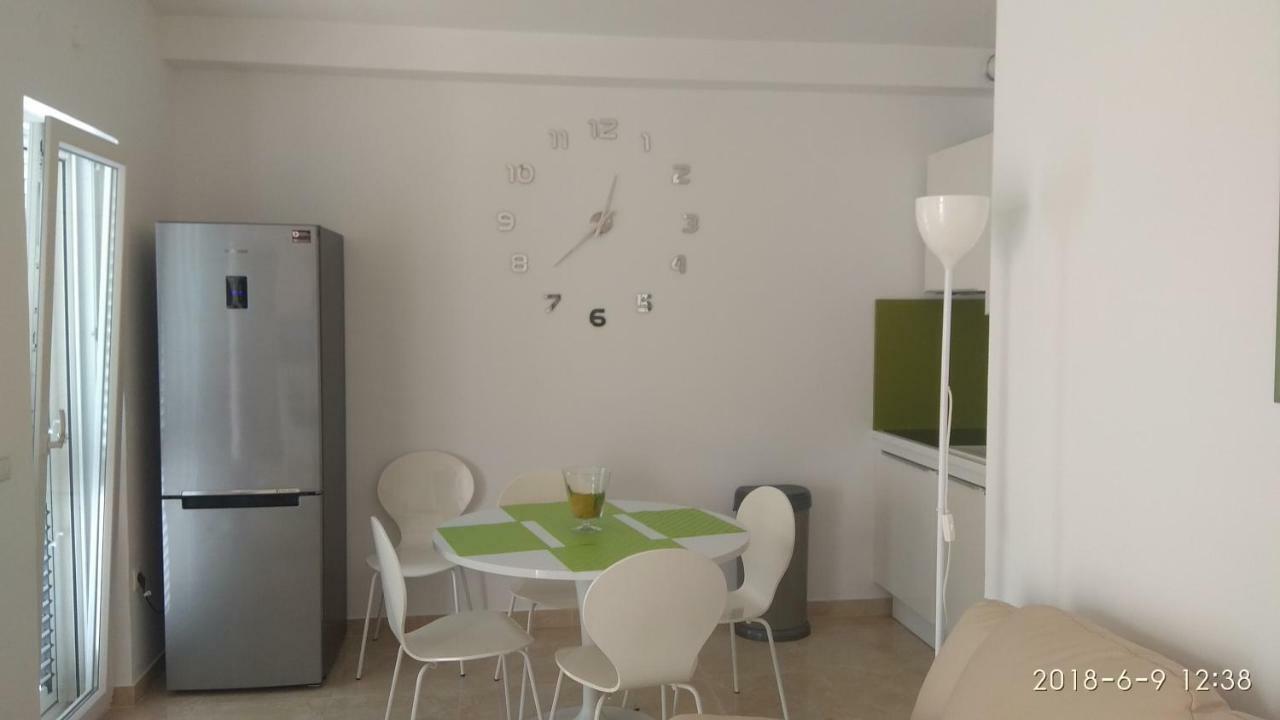 Apartments Niana With Heated Seawater Swimingpool Donji Okrug Exterior foto
