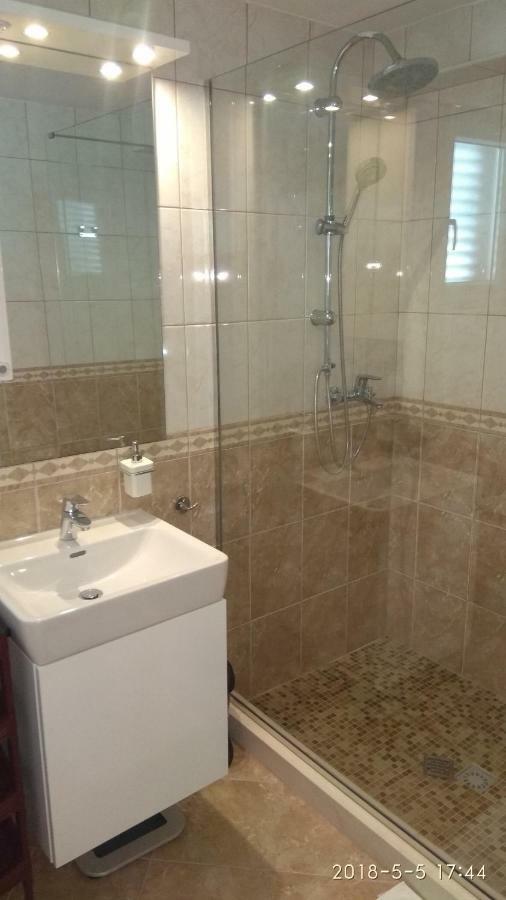 Apartments Niana With Heated Seawater Swimingpool Donji Okrug Exterior foto