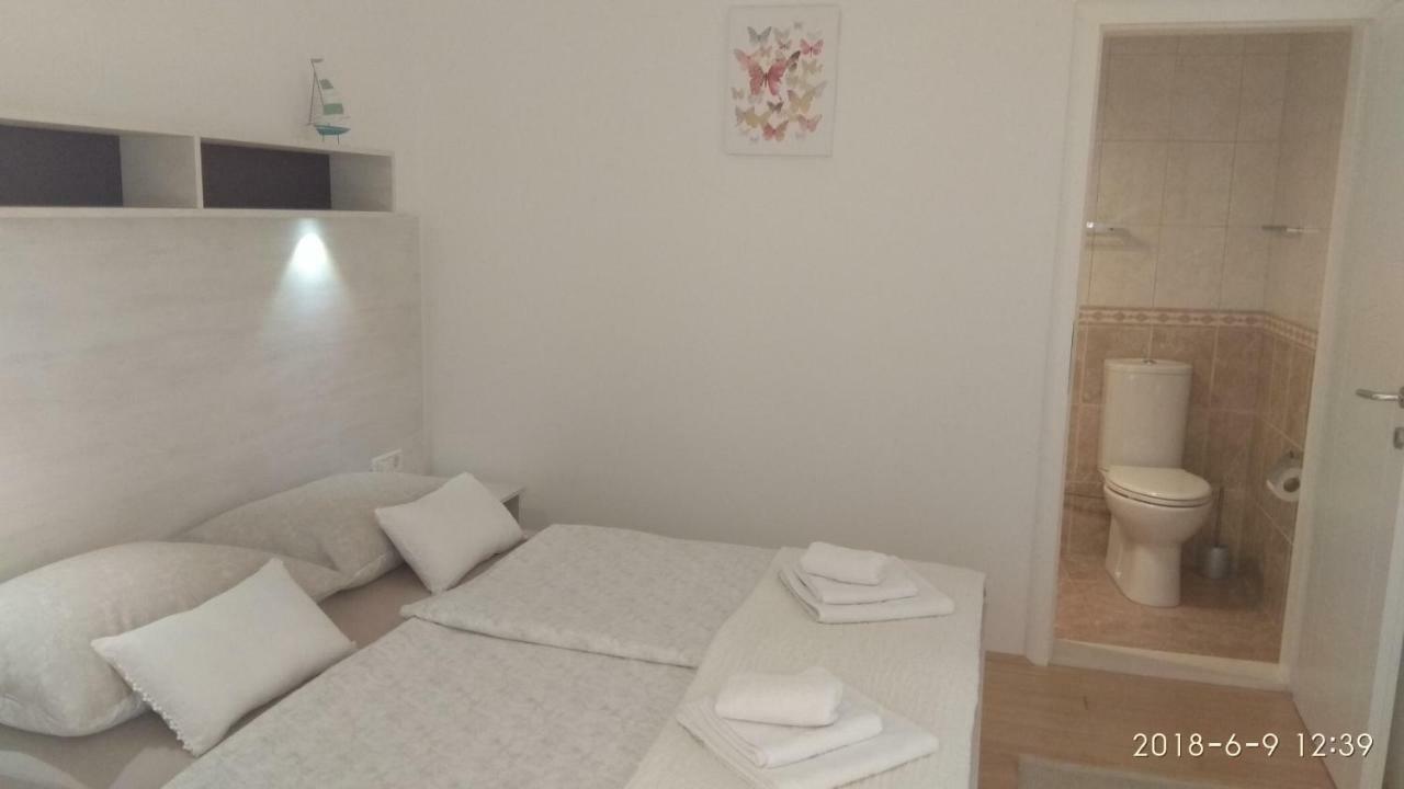 Apartments Niana With Heated Seawater Swimingpool Donji Okrug Exterior foto
