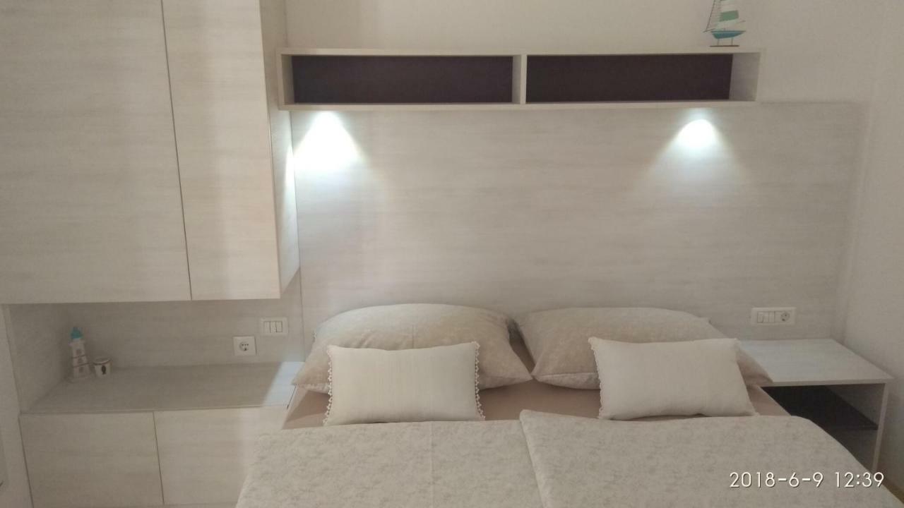 Apartments Niana With Heated Seawater Swimingpool Donji Okrug Exterior foto