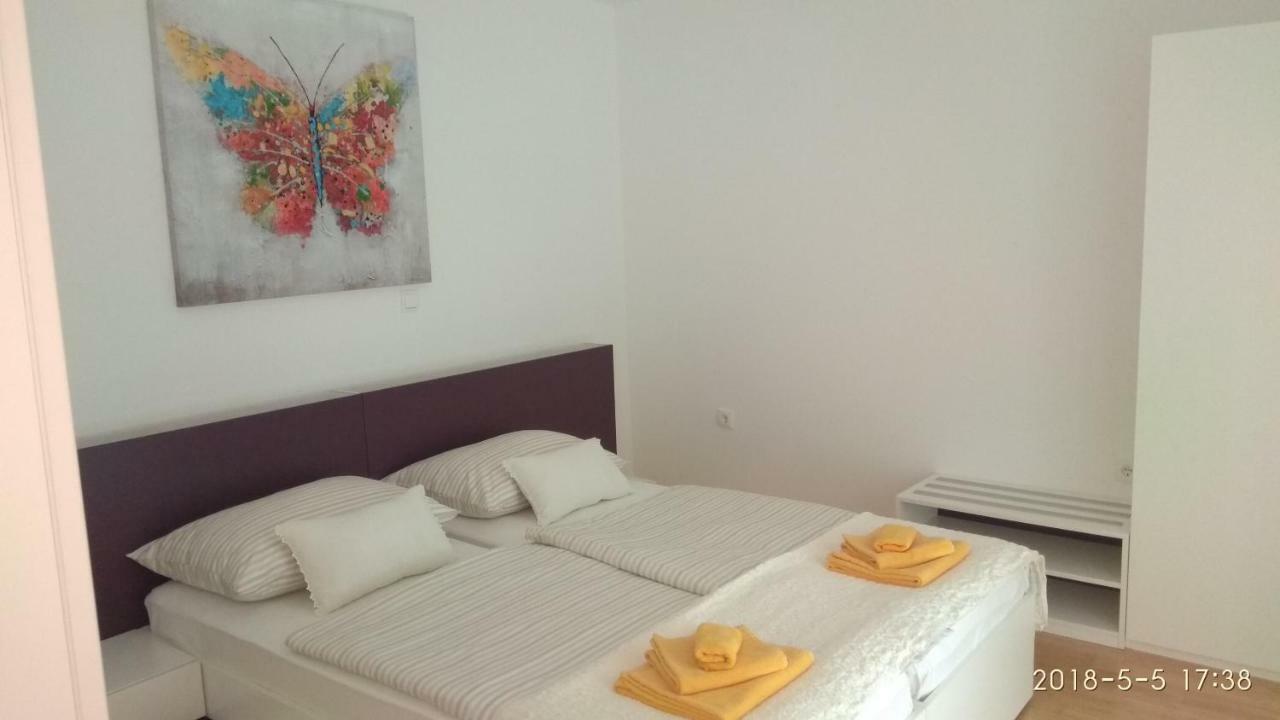 Apartments Niana With Heated Seawater Swimingpool Donji Okrug Exterior foto