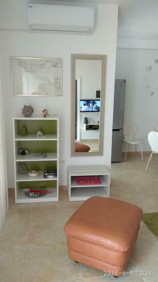 Apartments Niana With Heated Seawater Swimingpool Donji Okrug Exterior foto