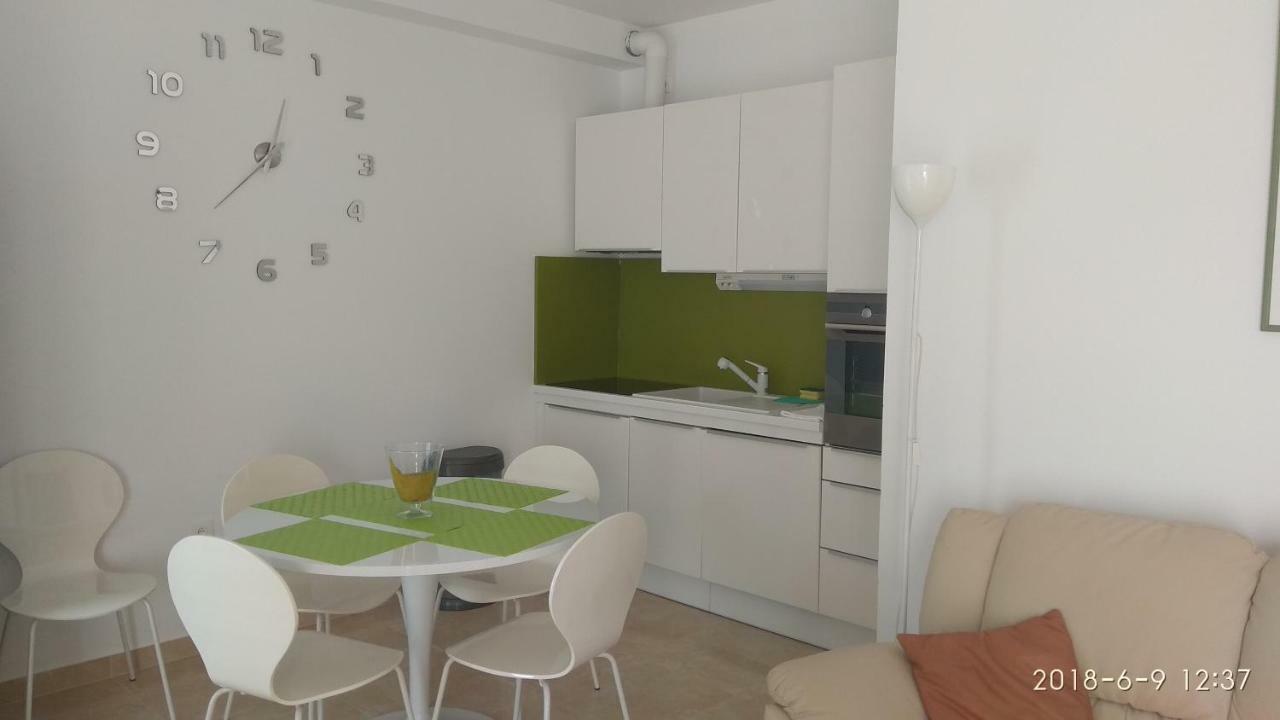 Apartments Niana With Heated Seawater Swimingpool Donji Okrug Exterior foto
