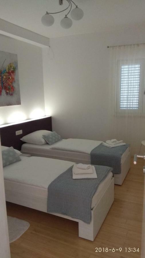 Apartments Niana With Heated Seawater Swimingpool Donji Okrug Exterior foto